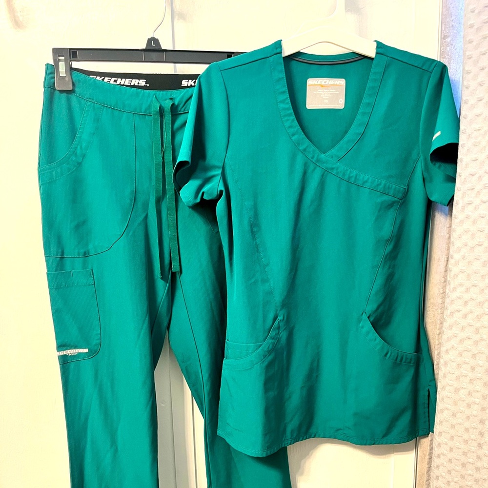 XS Skechers scrubs set
